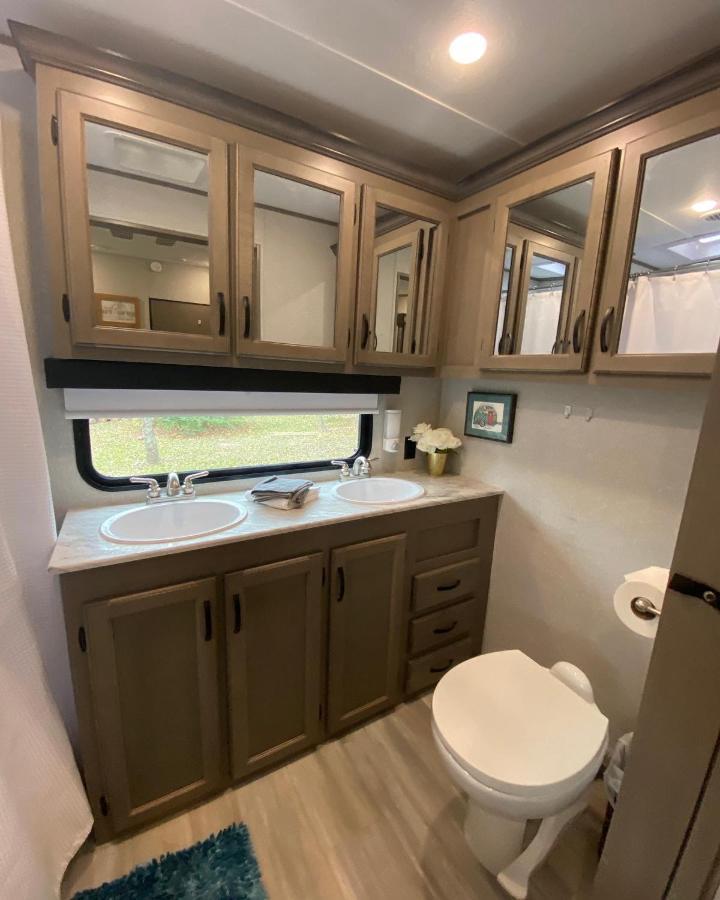 Cozy Rv Experience W/Pool+Spa Near Lake Conroe Willis المظهر الخارجي الصورة