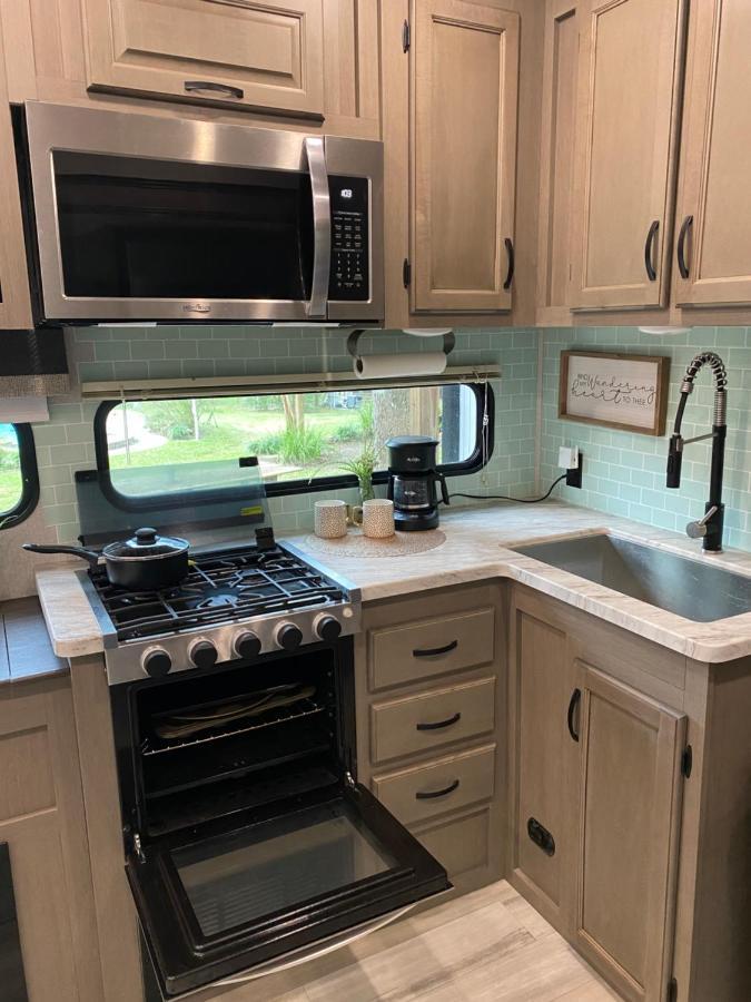 Cozy Rv Experience W/Pool+Spa Near Lake Conroe Willis المظهر الخارجي الصورة