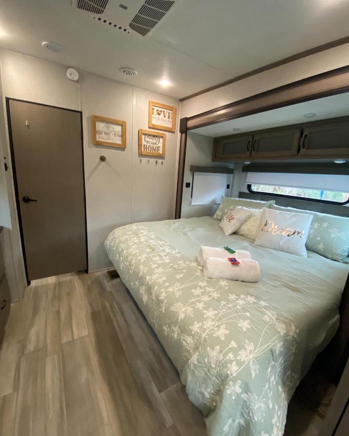 Cozy Rv Experience W/Pool+Spa Near Lake Conroe Willis المظهر الخارجي الصورة